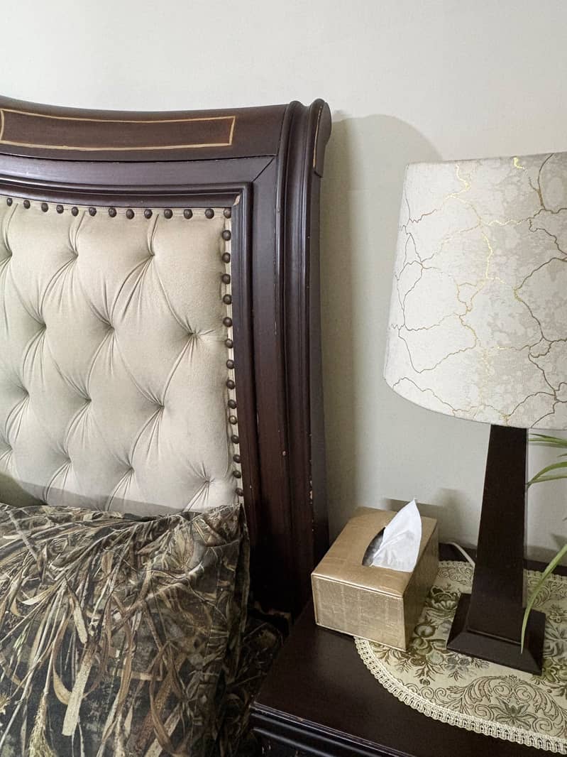 Bed with side tables 7