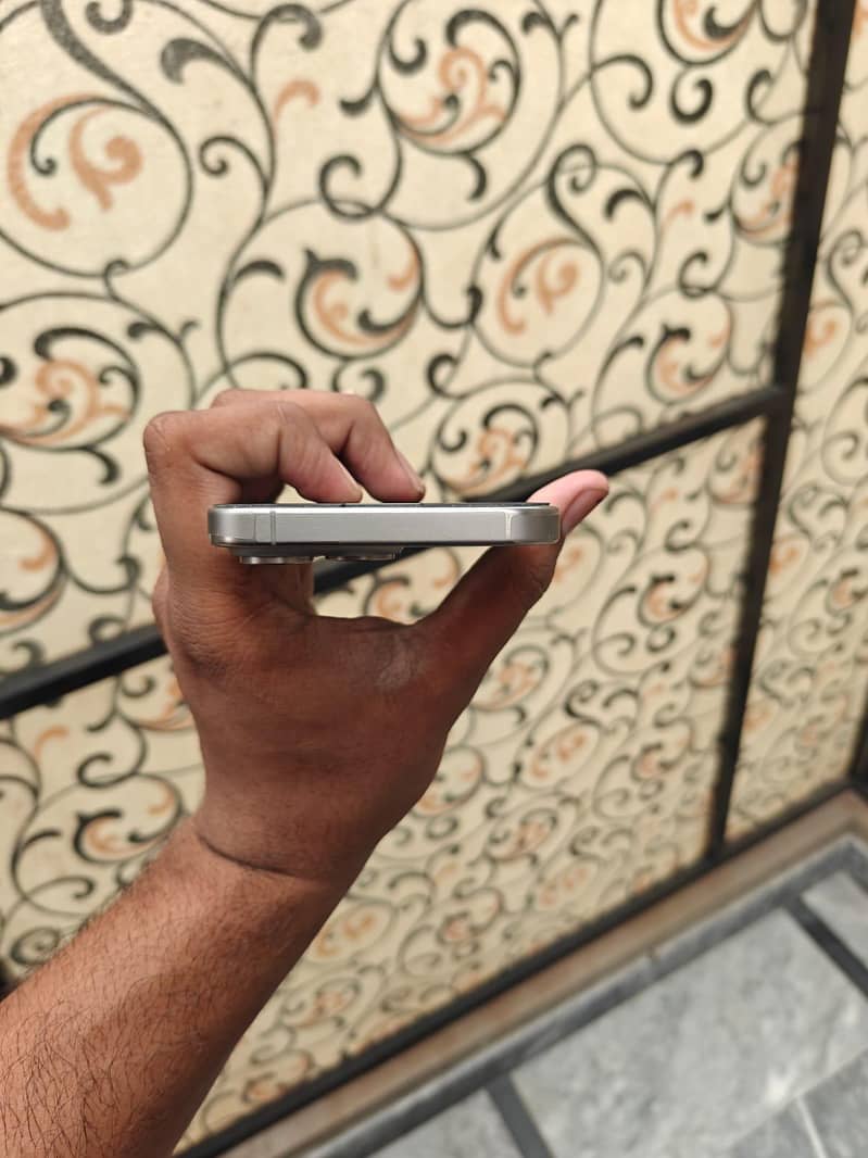 Apple iPhone 15 Pro Max 2