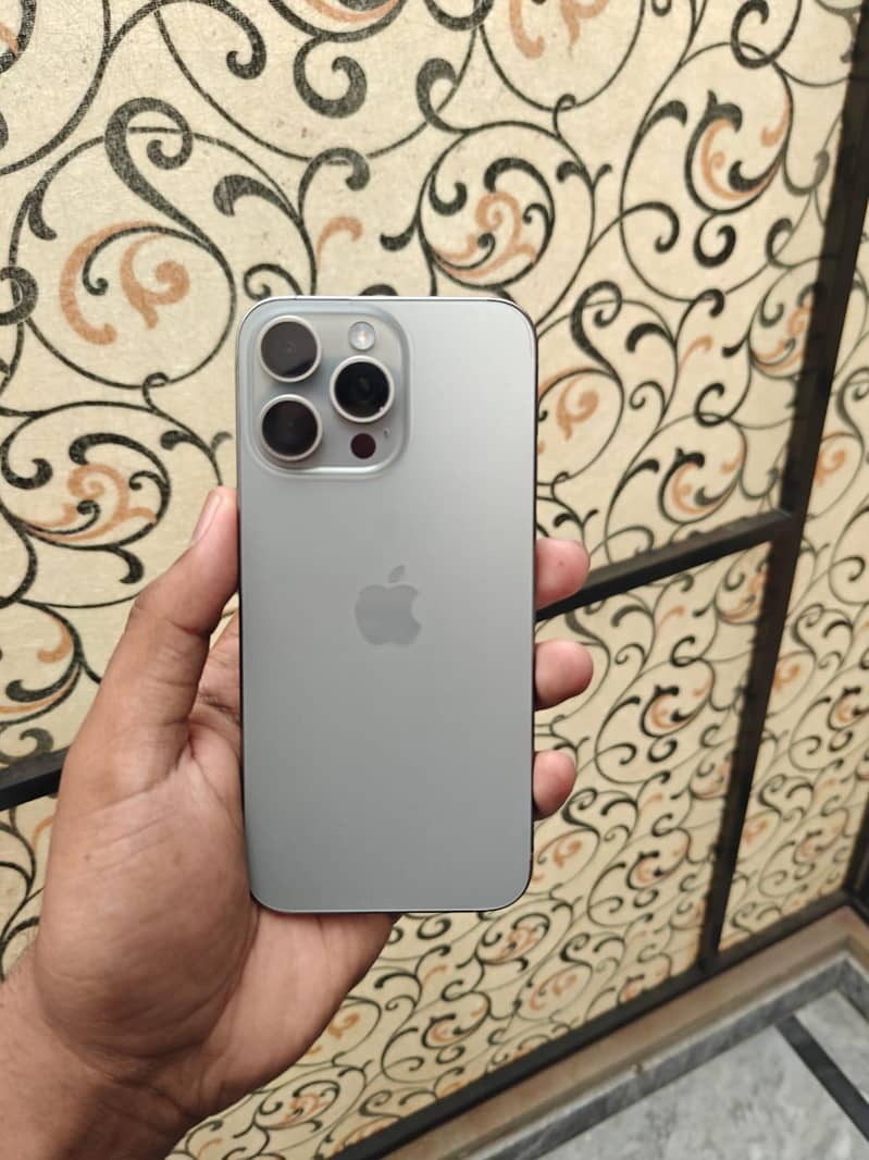 Apple iPhone 15 Pro Max 4