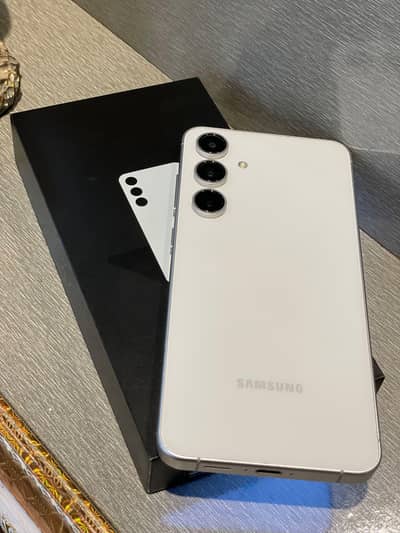 Samsung Mobile S24 fE