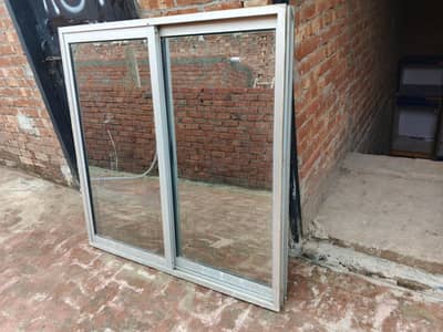 urgent for sale aluminium window 4×4 size