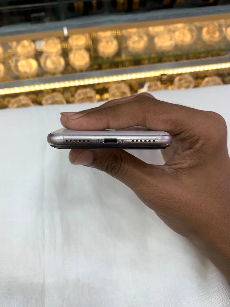 Apple iPhone X 4