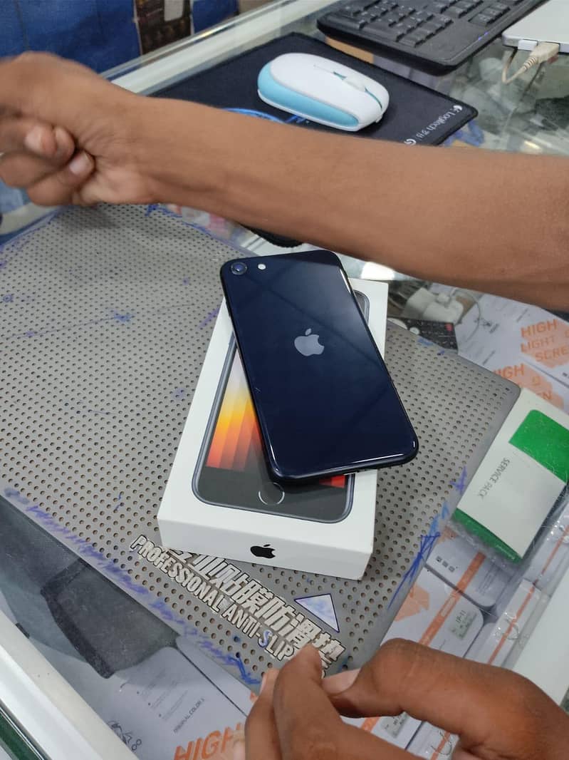 Apple iPhone SE 3