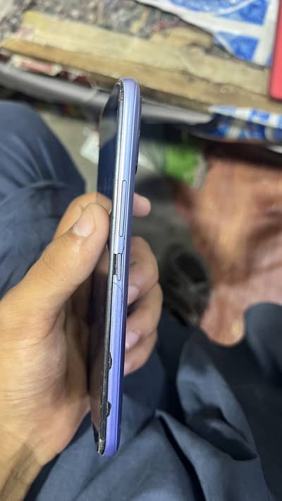 2 sim pta proof sirf back cover halka sa caraik hai