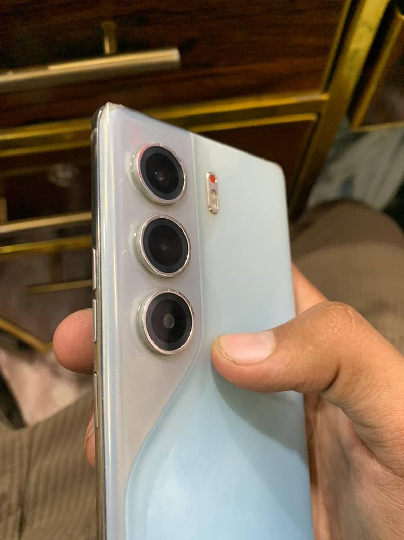 Tecno CAMON 40 Pro plus 4