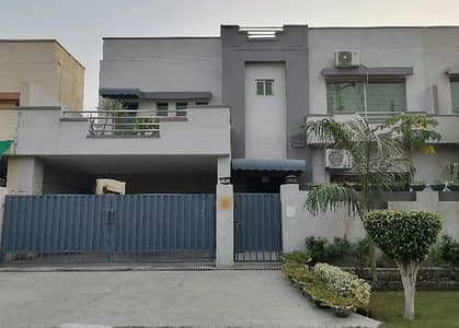 House For Grabs In 10 Marla Lahore