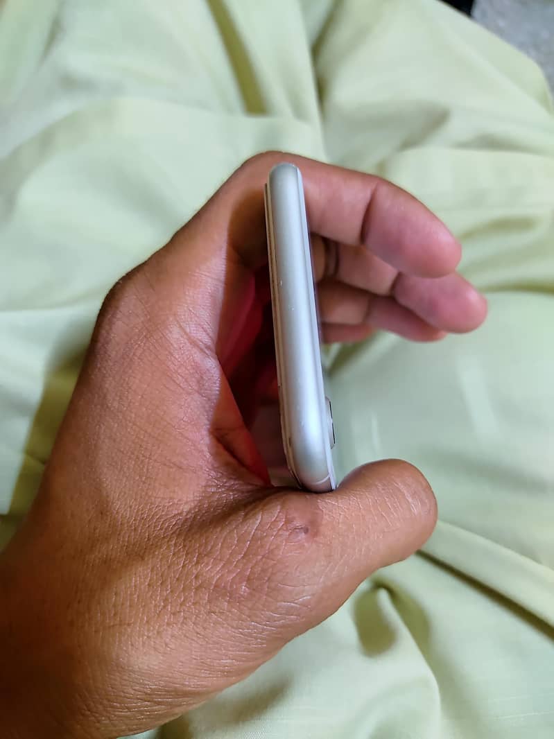 Apple iPhone 8 3