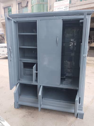 3 door iron Almari bzari nai hai khud tyar kerwai thi