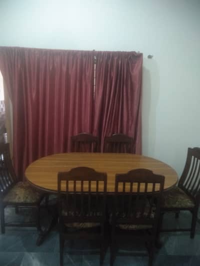 6 seater. wooden dinning tabel set with 6 chairs