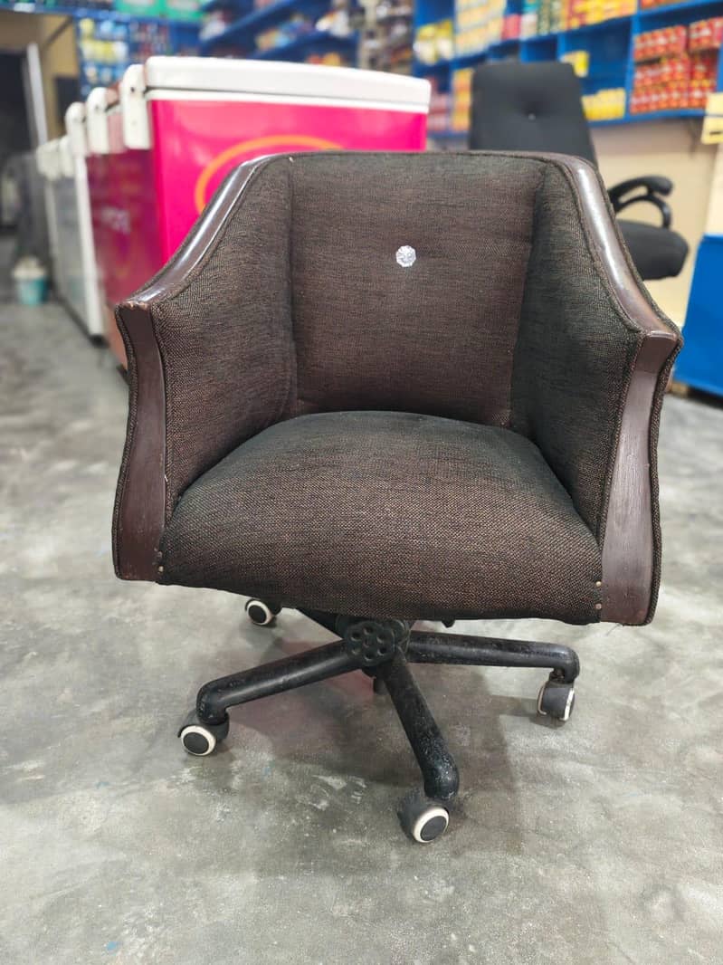 Solid office chair 0