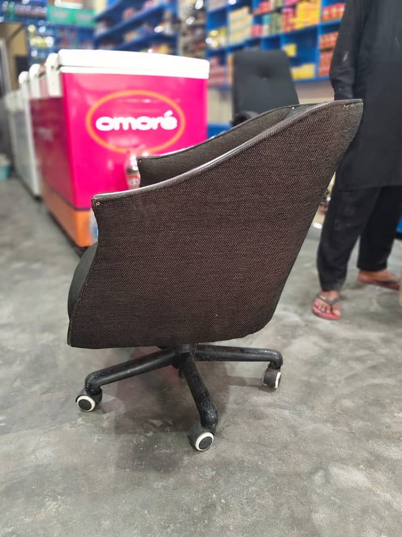 Solid office chair 1