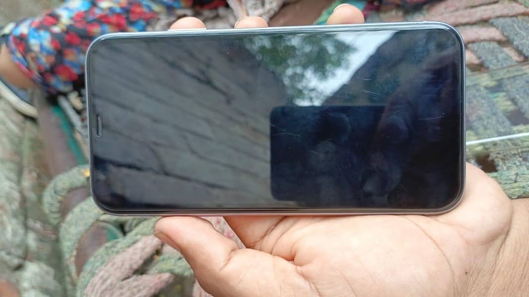 Apple iPhone 11 4