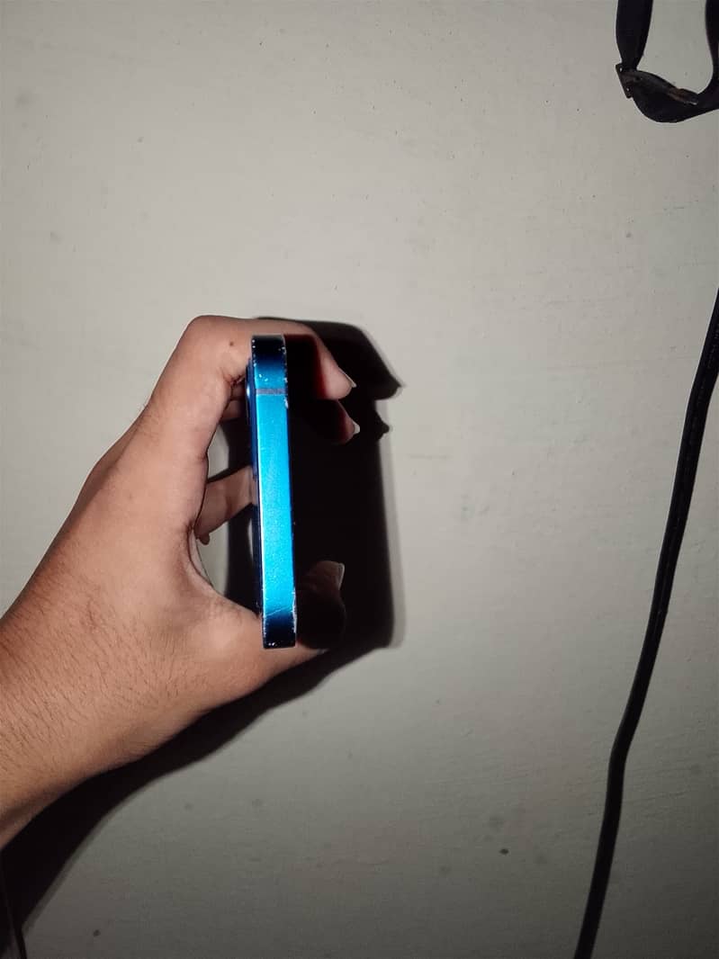 Apple iPhone 12 4
