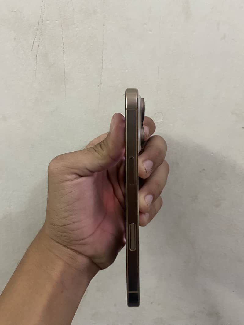 Apple iPhone 16 Pro 3