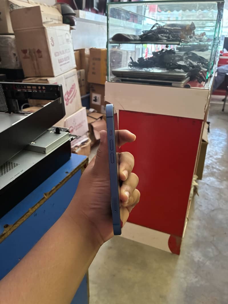 Apple iPhone 13 2