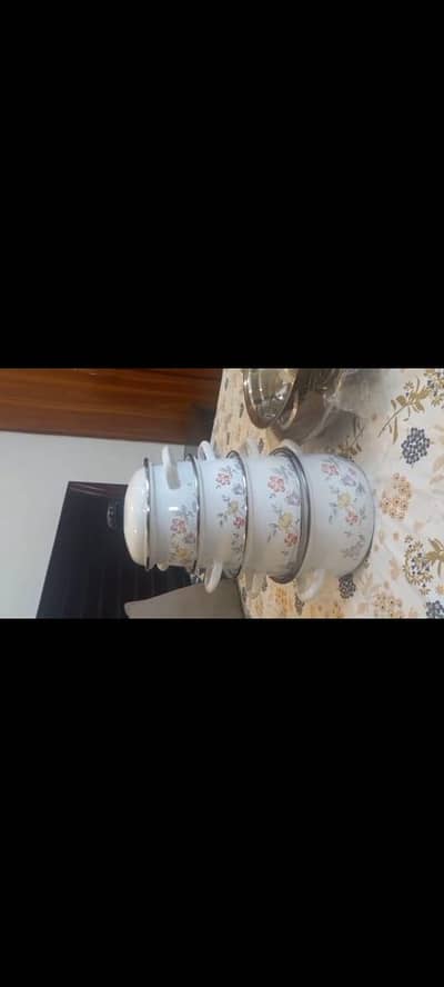 Paraat and strainer and 4 white pots different sizes