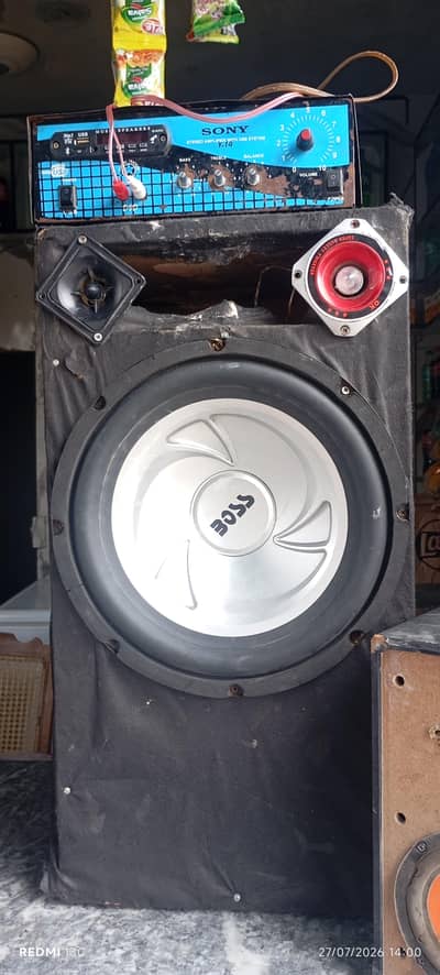 he woofer hai iske sath speaker hai chhota ek amplifier hai sath