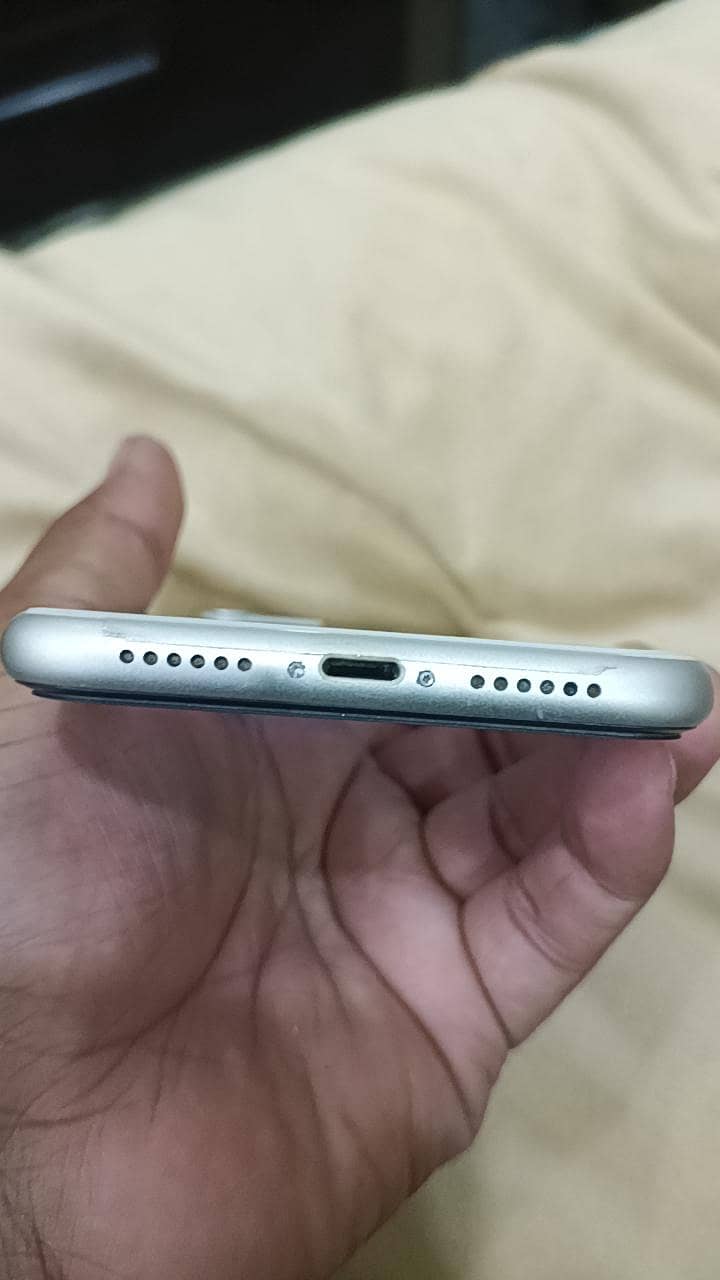 Apple iPhone 11 4