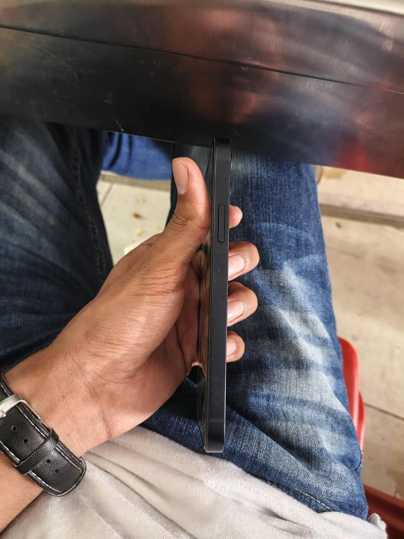 Apple iPhone 12 4