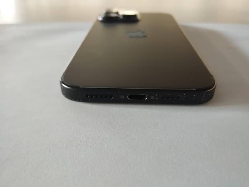Apple iPhone 16 Pro Max 4