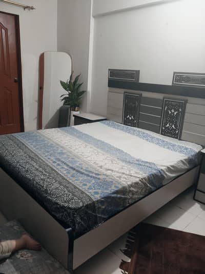 queen bed with side table and matress for sell