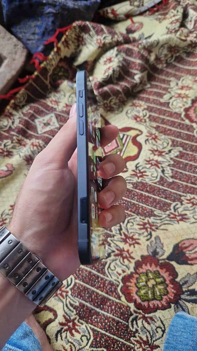 Apple iPhone 12 4