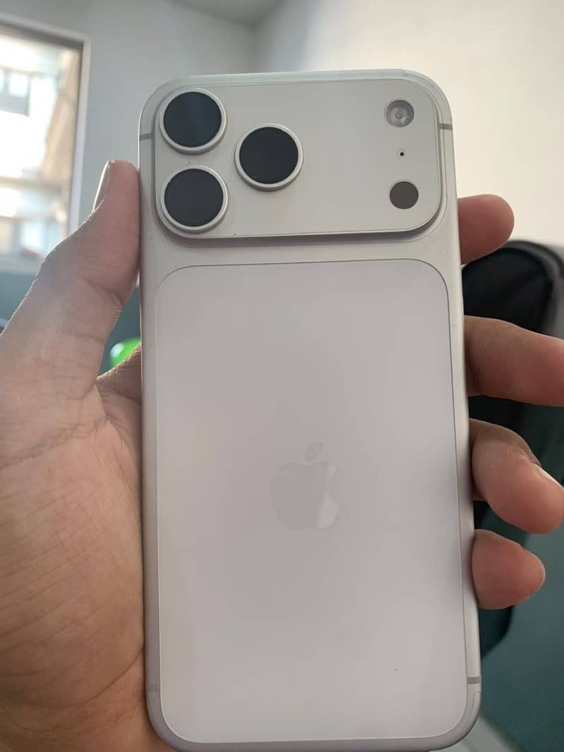 Apple iPhone 17 Pro Max 1