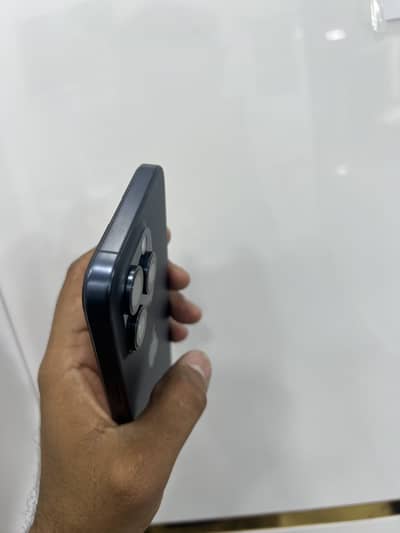 Apple iPhone 15 Pro Max non pta giny ke waja say sim mhe utha rha