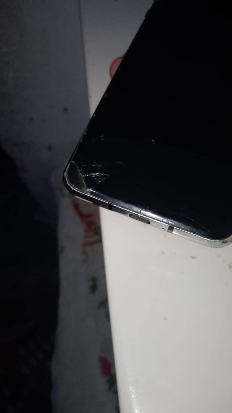 Sharp Aquos R2 4