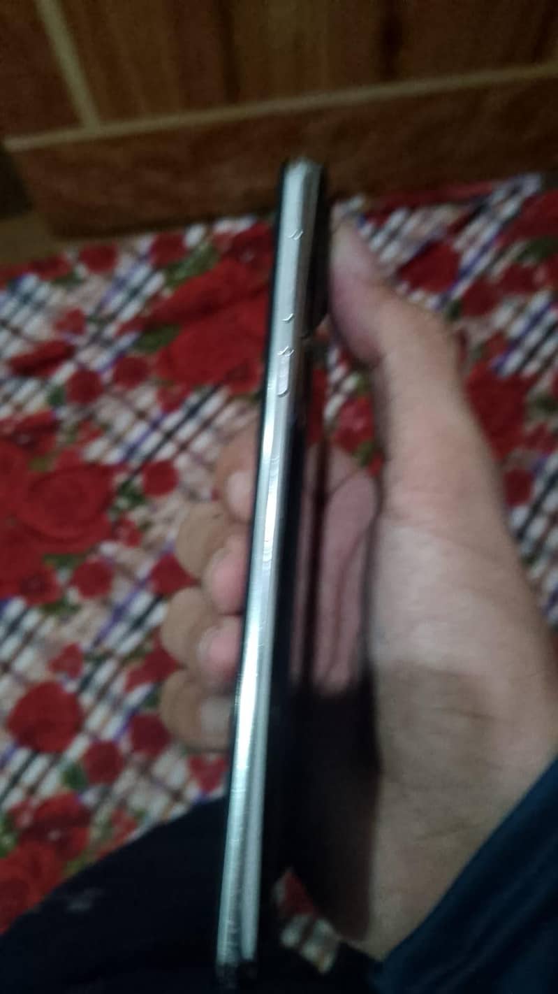 Sharp Aquos R2 5