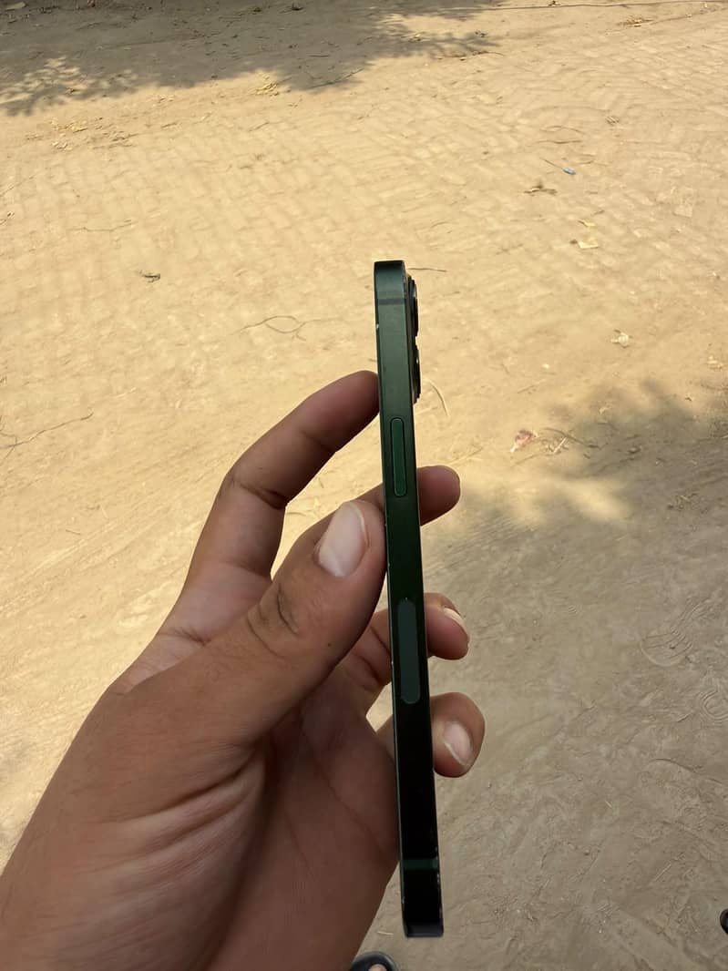 Apple iPhone 13 2