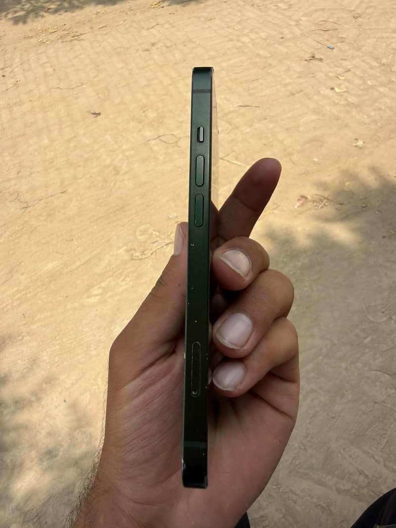 Apple iPhone 13 4