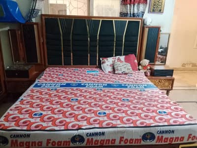 bed king size wood to said table