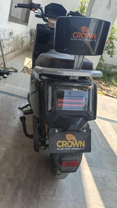Crown electric scooter