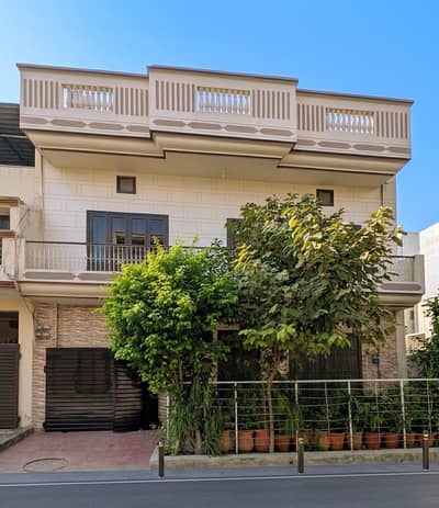 Spacious 4-Bedroom Family Home in Central Gulistan Colony, Faisalabad