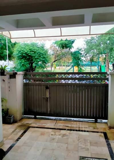F-11/2 Park Facing Double Unit House Prime Location Size 25/60 Reasonable Price