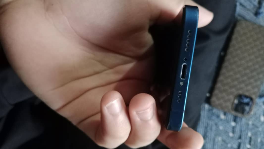 Apple iPhone 12 4