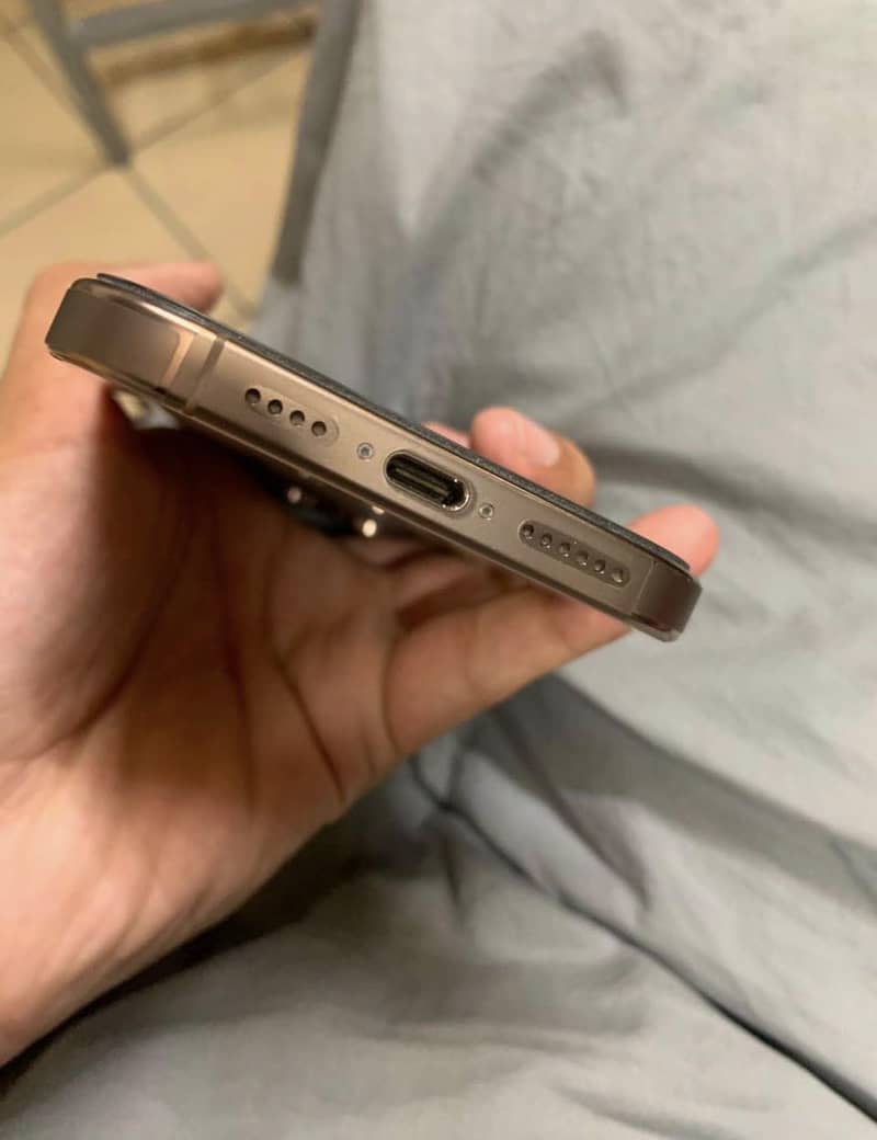 Apple iPhone 16 Pro Max 2