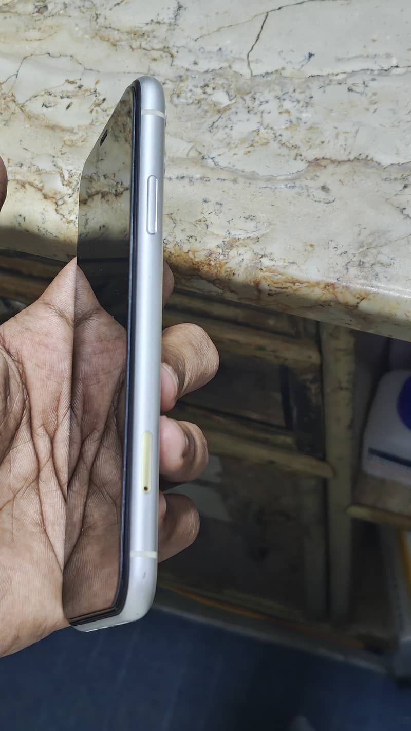 Apple iPhone 11 3