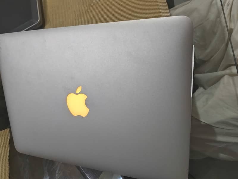 Apple Mac book 2014 3