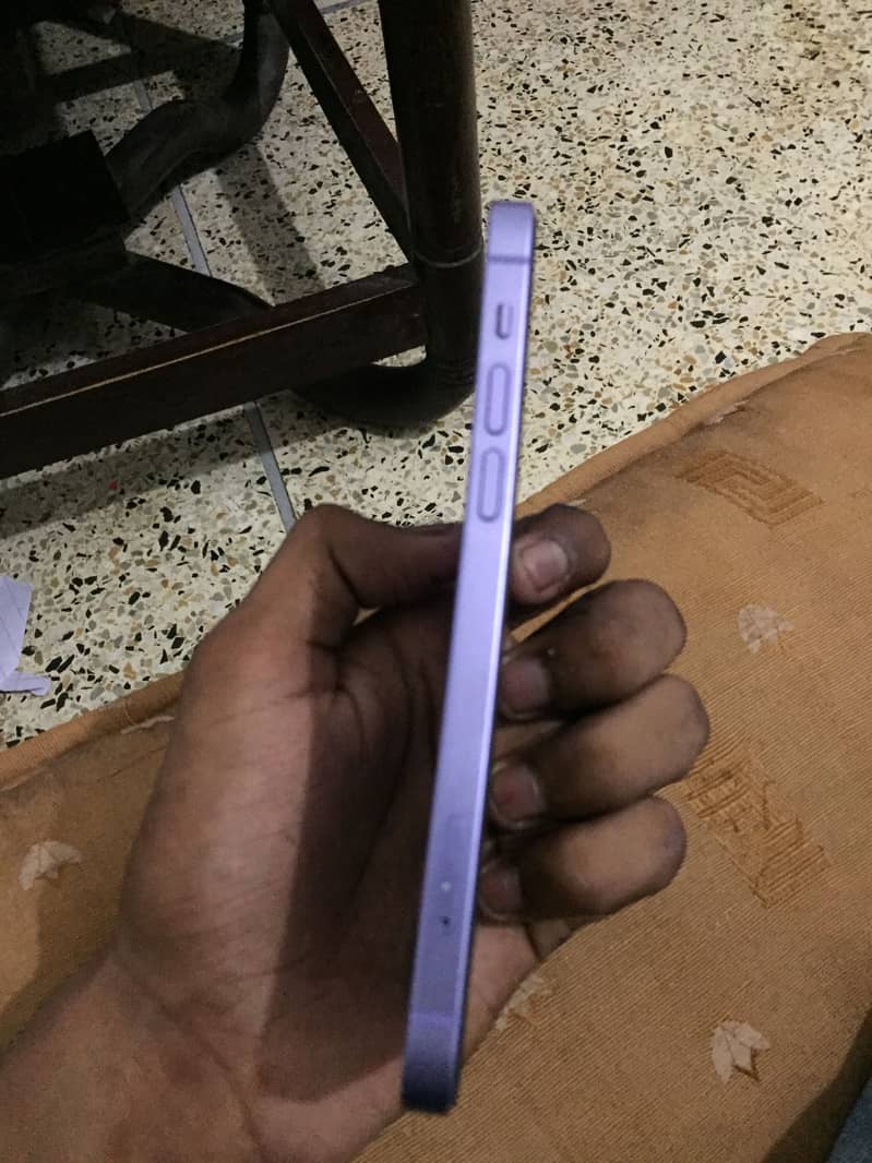 Apple iPhone 12 4