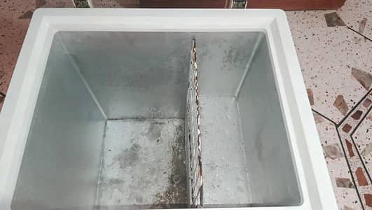 DEE FREEZER IS FOR SALE IN GOOD CONDITION WITH GOOD PRICE