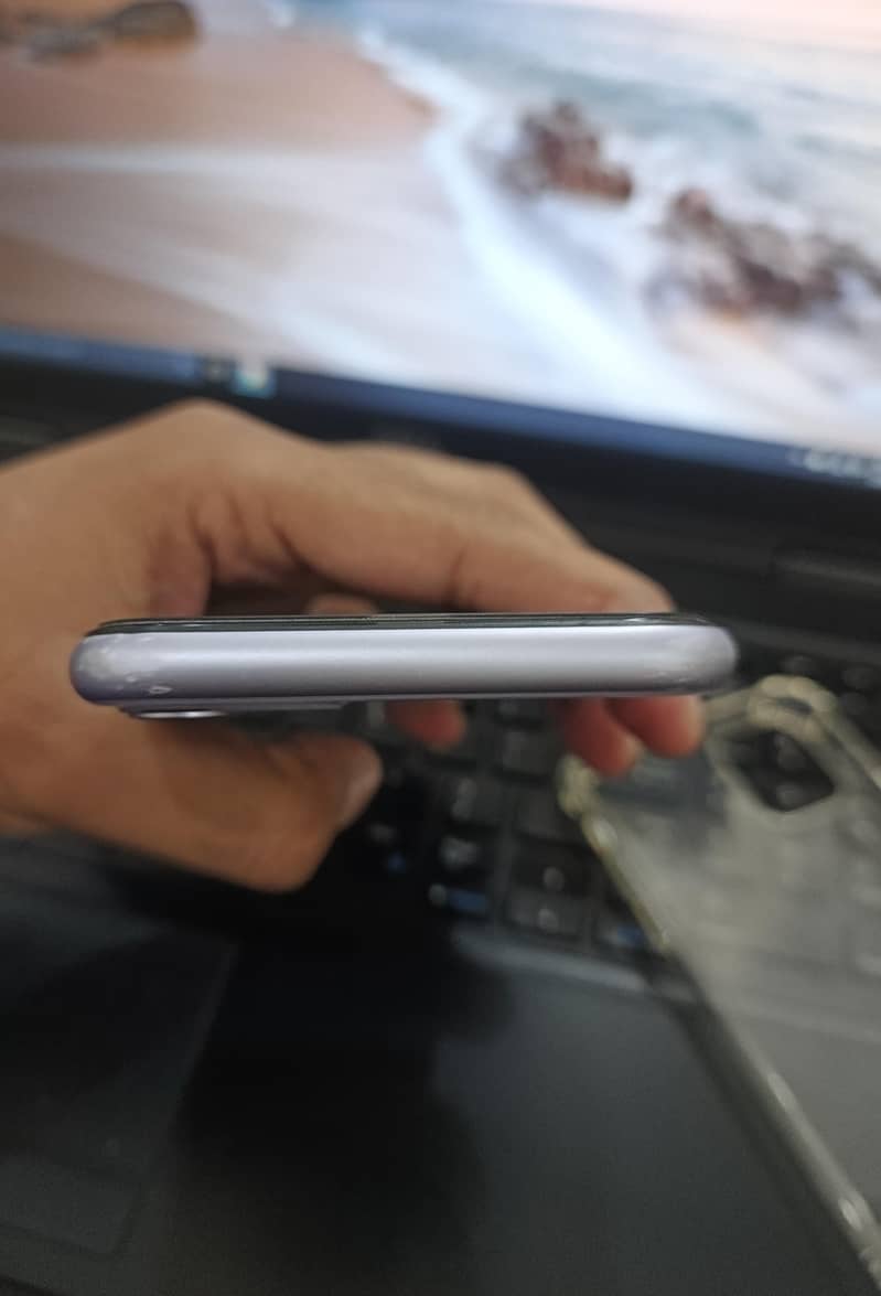 Apple iPhone 11 4