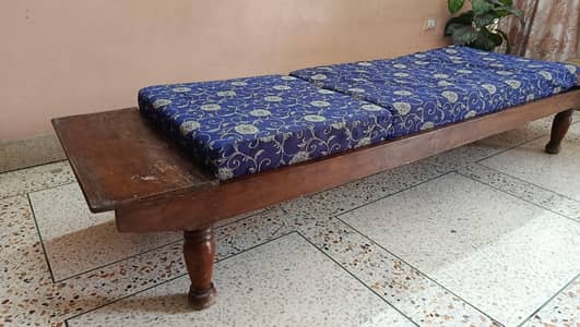 THIS SITTING SEATY IS FOR SALE IN GOOD CONDITION