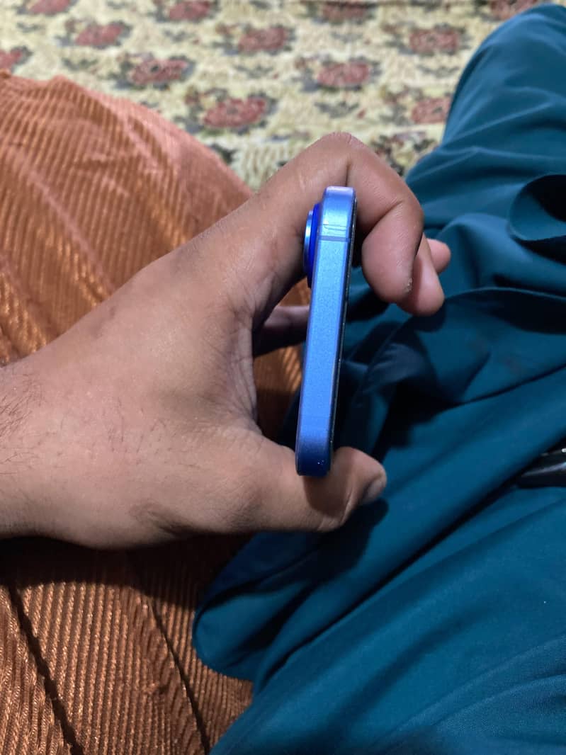 Apple iPhone 16 4
