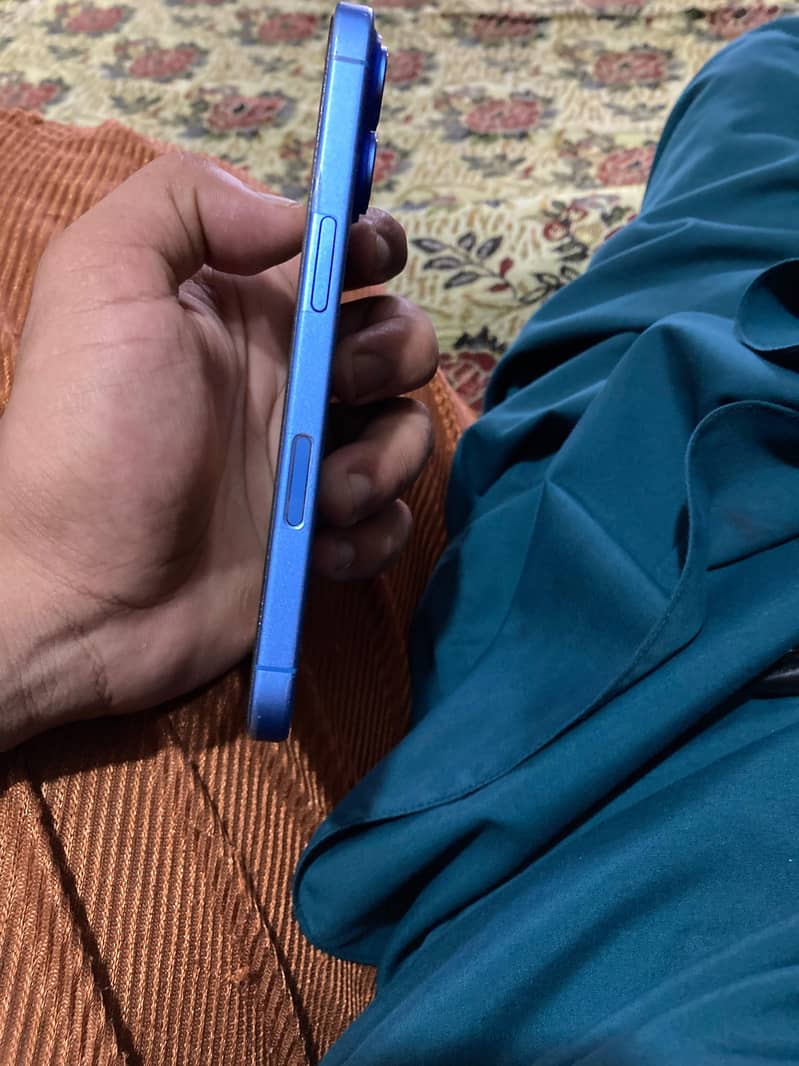 Apple iPhone 16 5