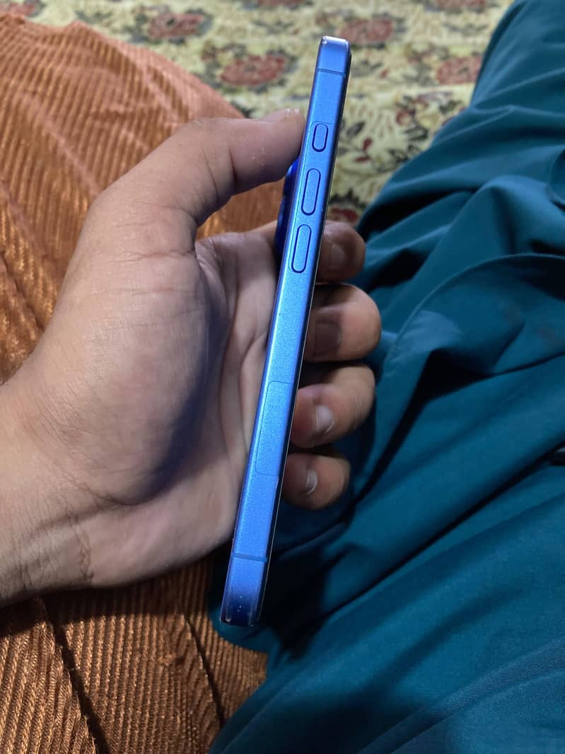 Apple iPhone 16 6