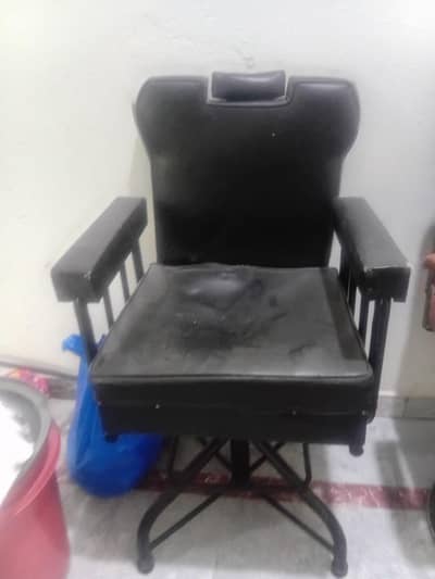 2 saloon chairs or 1 besan bilkul saaf condition ha03199590409