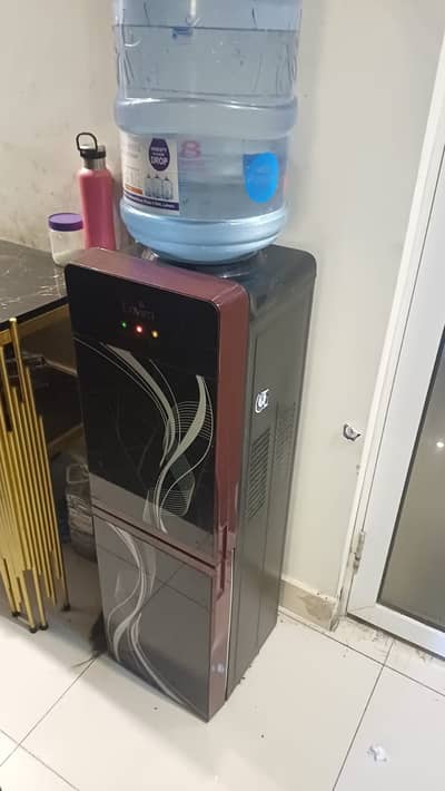 ENVIRO WATER DISPENSOR ALMOST NEW 2 DOORS GLASS FRONT