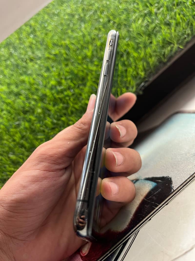 Apple iPhone X 4